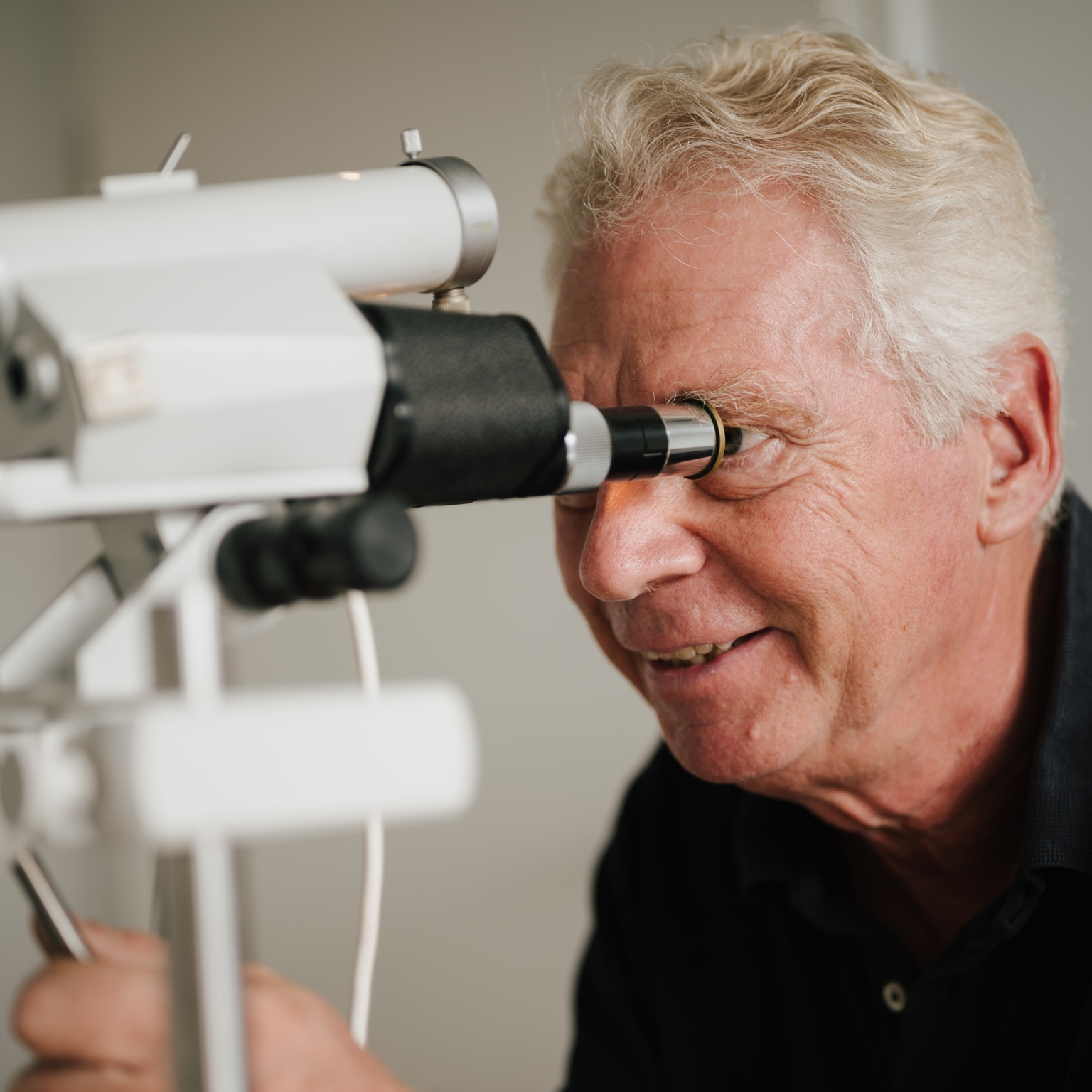 Dr. med. Volkher Zähres bei der Irisdiagnostik