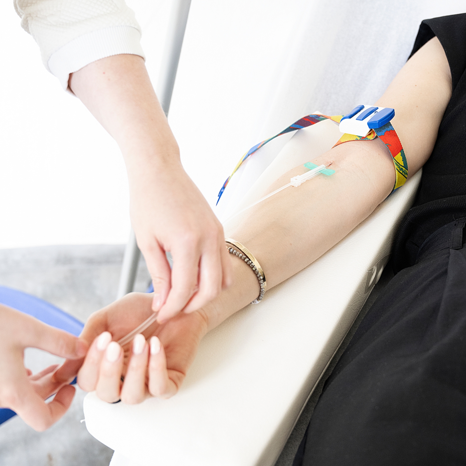 Eine Infusion am Arm wird gesetzt